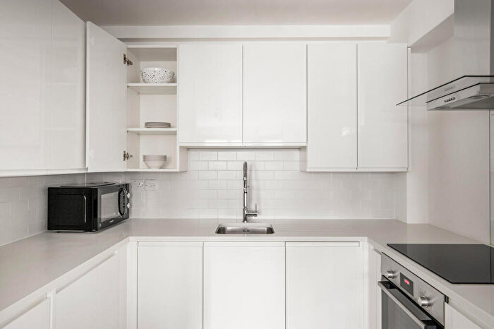 1 Bedroom Apartment To Rent In Marlyn Lodge, Portsoken Street, City Of London, London, E1