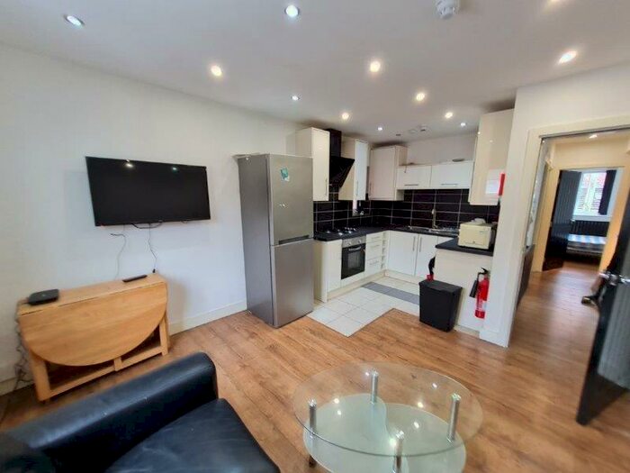 4 Bedroom Flat To Rent In Rippingham Road, Manchester, Greater Manchester, M20