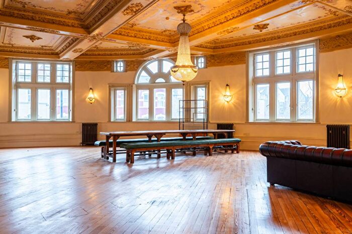 2 Bedroom Flat To Rent In Green Lanes, London, Jx, Harringay, London, N4