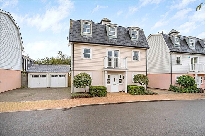 5 Bedroom Detached House For Sale In Sherbrooke Way, Worcester Park, KT4