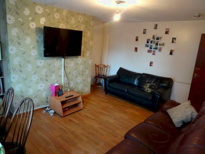 6 Bedroom Flat To Rent In Holly Bank, Headingley, Leeds, LS6