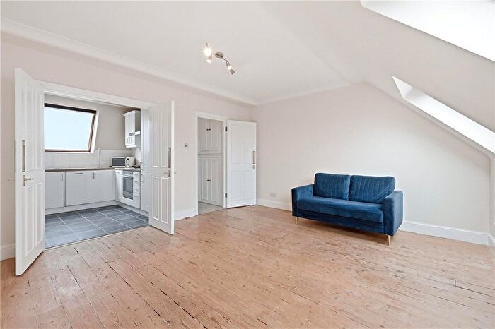 2 Bedroom Flat For Sale In Munster Road, London, SW6