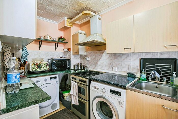 1 Bedroom Flat For Sale In Kintyre Close, London, SW16