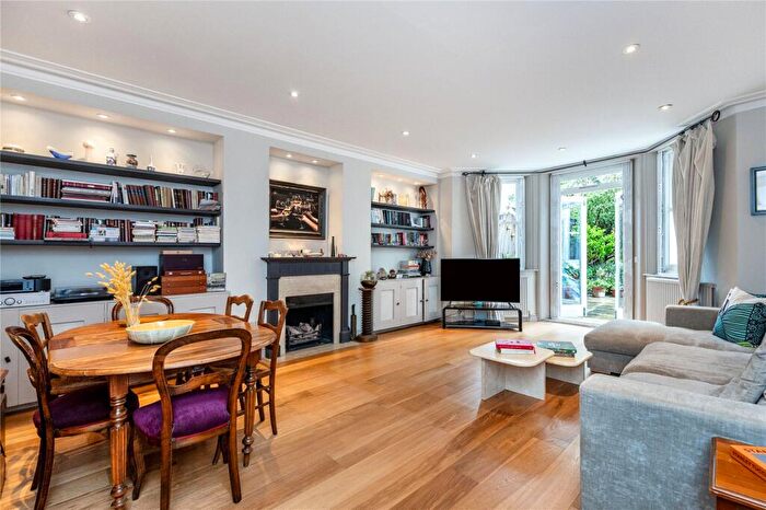 3 Bedroom Apartment For Sale In Redcliffe Gardens, Chelsea, London, SW10