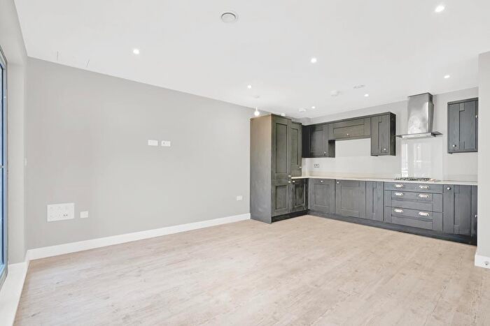 2 Bedroom Apartment To Rent In Queens Road, Weybridge, Surrey, KT13