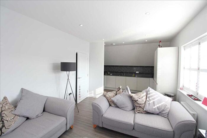2 Bedroom Apartment To Rent In Albany Court, Leigh On Sea, SS9