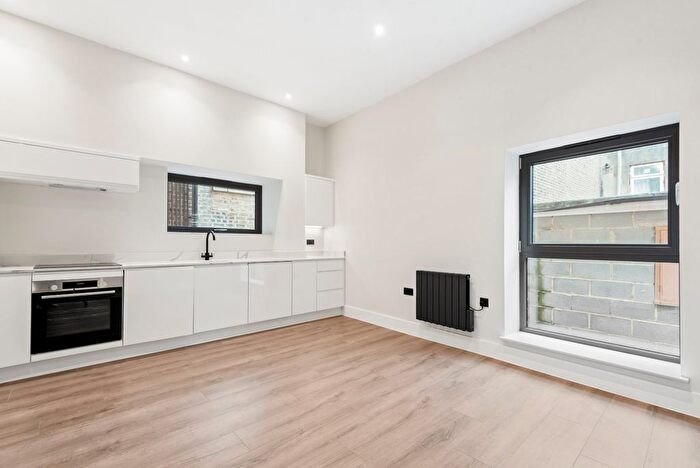 2 Bedroom Flat To Rent In Glebe Road, Islington, E8