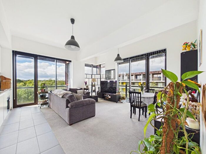 2 Bedroom Flat For Sale In Lake Shore Drive, Bristol, BS13