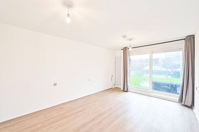 1 Bedroom Flat To Rent In Broadhead Strand, Edgware, London, NW9