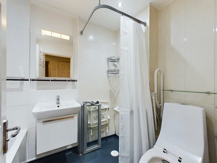 2 Bedroom Flat For Sale In Fernhill Place, Sherfield-On-Loddon, RG27
