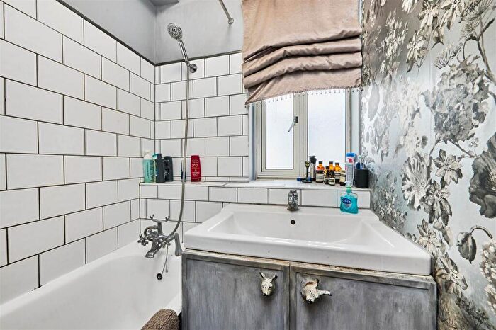 2 Bedroom Flat For Sale In Rawson Street, London, SW11