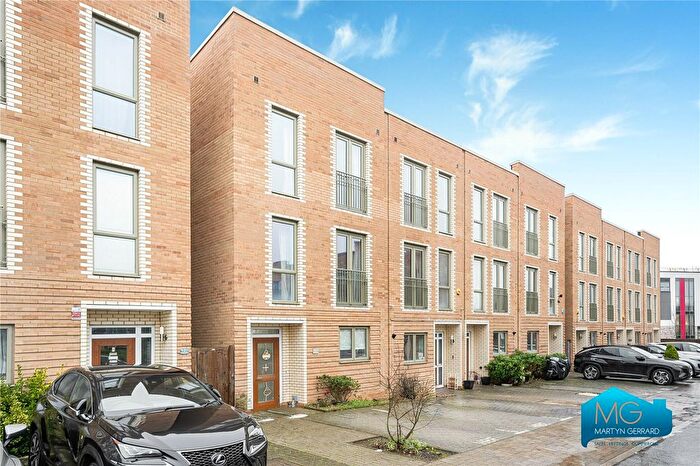 3 Bedroom Terraced House To Rent In Edgecumbe Avenue, London, NW9