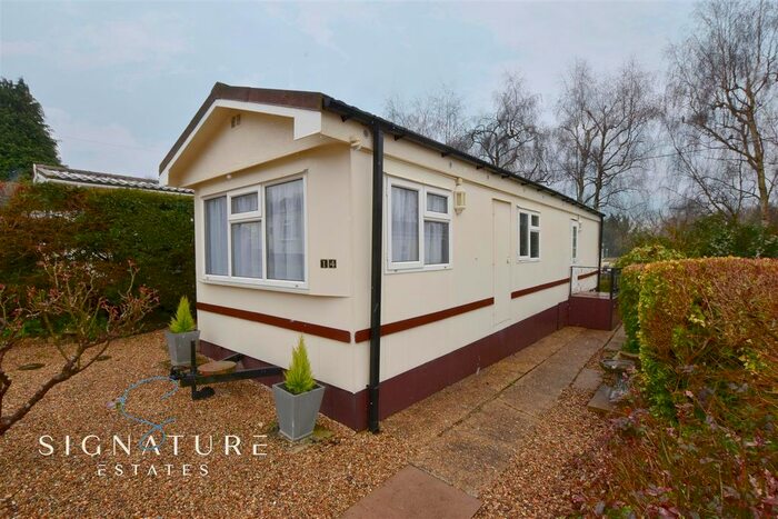 2 Bedroom Mobile/park Home For Sale In Newlands Park, Bedmond Road, Abbots Langley, WD5