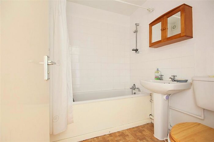 1 Bedroom Flat To Rent In Linwood Crescent, Enfield, EN1