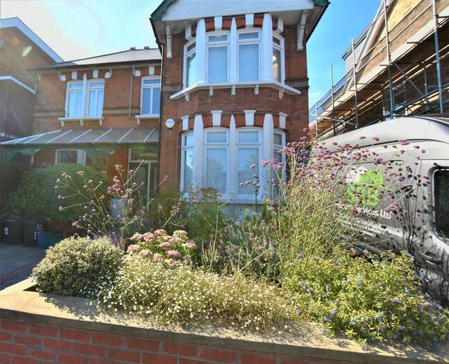 1 Bedroom Flat To Rent In The Chiltons, Grove Hill, London E18