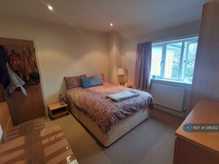 2 Bedroom Flat To Rent In Bracegirdle Road, Headington, Oxford, OX3