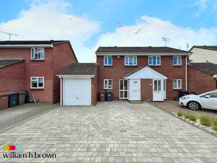 3 Bedroom House To Rent In Bonington Chase, Chelmsford, CM1