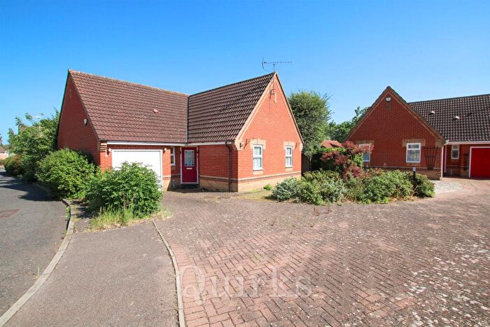 3 Bedroom Detached Bungalow For Sale In Wraysbury Drive, Laindon, Basildon, SS15