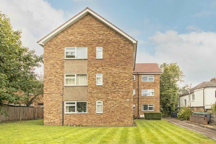 2 Bedroom Flat To Rent In Kent Gardens, London, W13