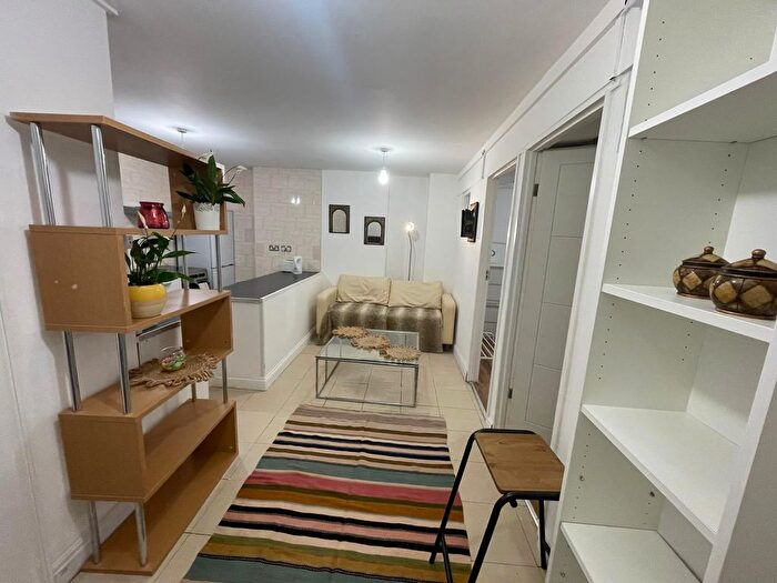 2 Bedroom Flat To Rent In Great Western Road, London, W9