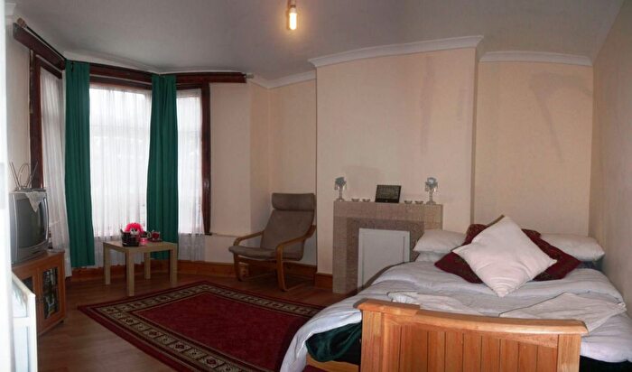 1 Bedroom Flat To Rent In Dumont Road, London, N16