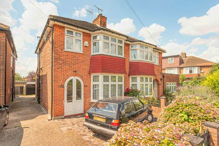 3 Bedroom Property To Rent In Pentland Close, Cricklewood, London, NW11