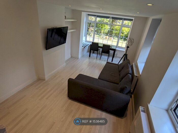 2 Bedroom Flat To Rent In Glebe Court, Mitcham, CR4