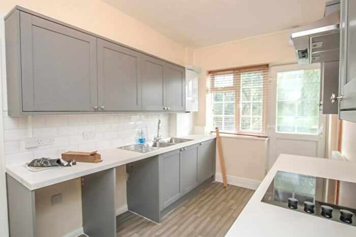 3 Bedroom Flat To Rent In Queens Mansions, Watford Way, Hendon, NW4