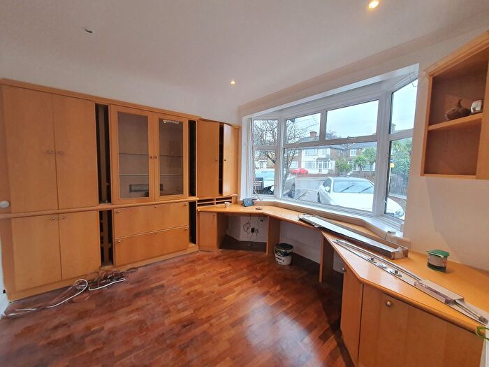 5 Bedroom Semi-Detached House To Rent In Cerne Close, Hayes, UB4