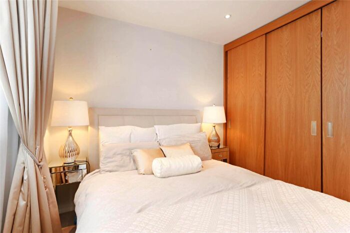 3 Bedroom Terraced House For Sale In Wickersley Road, London, SW11