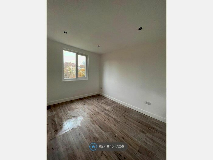 Studio To Rent In Regents Park Road, London, N3
