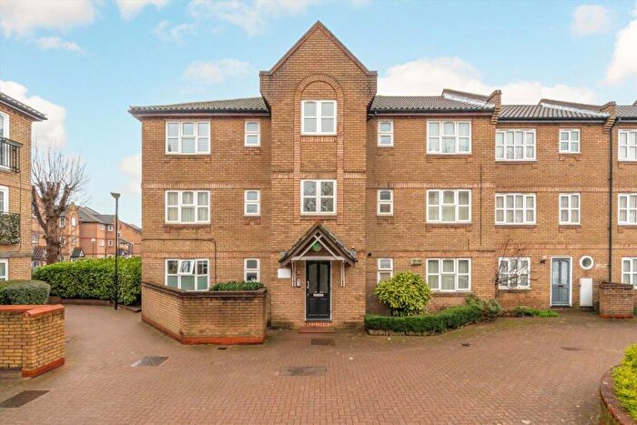 1 Bedroom End Of Terrace House For Sale In Cornwallis Square, Upper Holloway, N19