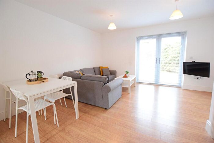 2 Bedroom Semi-Detached House To Rent In Laughton Mews - Student House - /, LN2