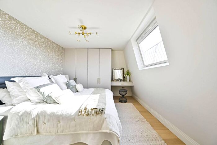 3 Bedroom Maisonette To Rent In Redcliffe Street, Chelsea, London, SW10