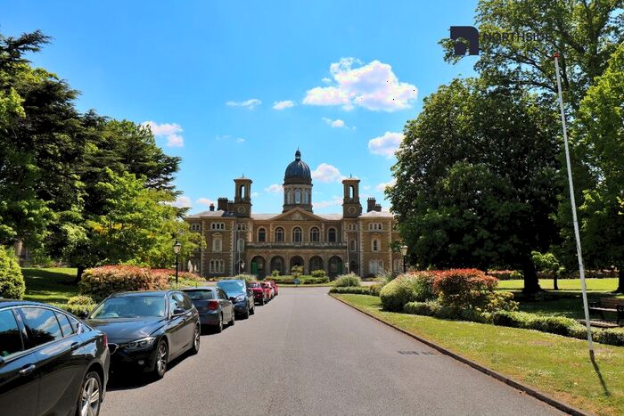 4 Bedroom Flat To Rent In Flat, Princess Park Manor East Wing, Royal Drive, London, N11