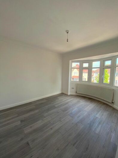 2 Bedroom Flat To Rent In Oakwood Avenue, Southall, UB1