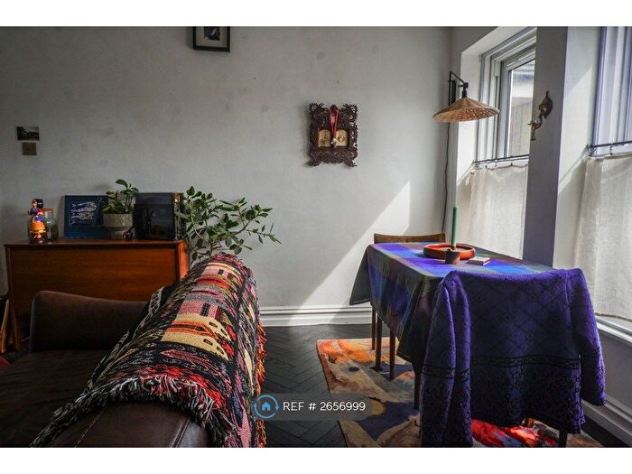 1 Bedroom Flat To Rent In Victoria Park Court, London, E9