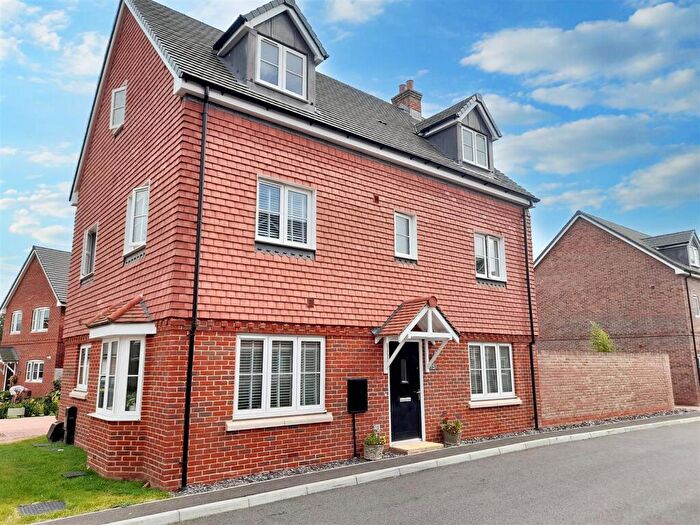 6 Bedroom Detached House For Sale In Edward Tompkins Lane, Barnham, PO22