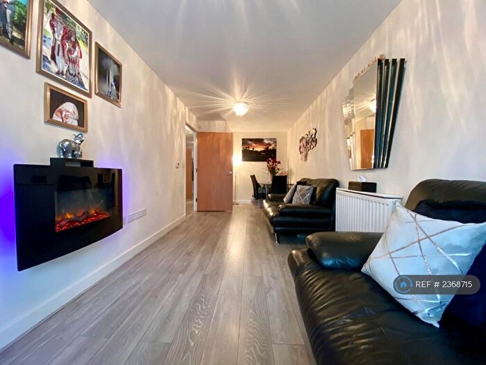 2 Bedroom Flat To Rent In Bole Court, Enfield, EN2