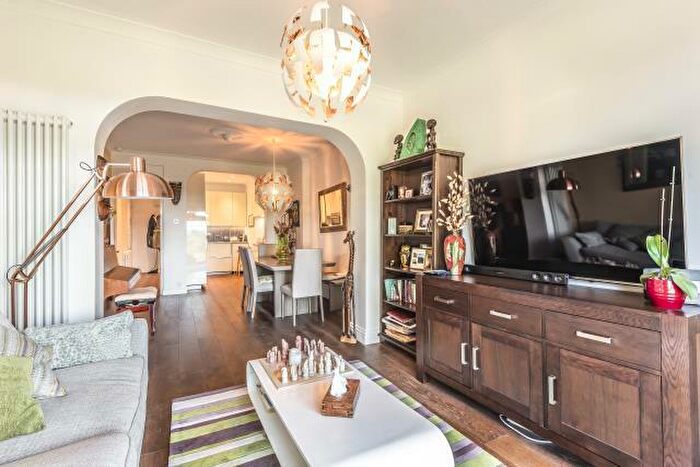 2 Bedroom Apartment To Rent In High Road, Whetstone, N20