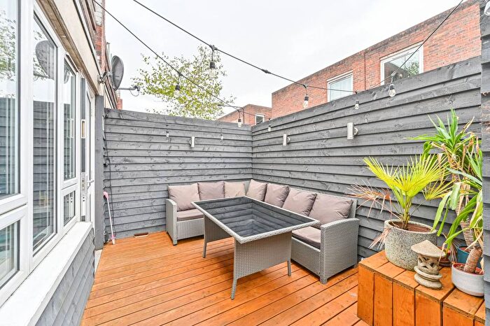 4 Bedroom Maisonette For Sale In Spicer Close, Brixton, London, SW9