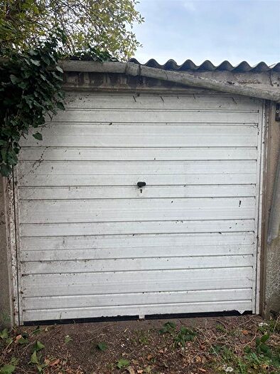 Garage / Parking To Rent In Vale Road, Northfleet, DA11
