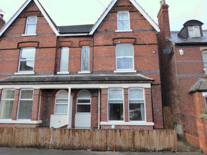 2 Bedroom Flat To Rent In Holly Road, Retford, DN22