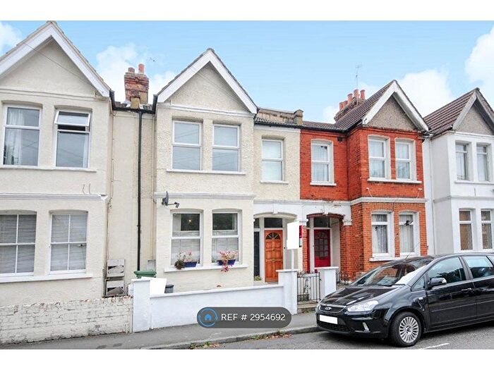 3 Bedroom Flat To Rent In Byegrove Road, London, SW19