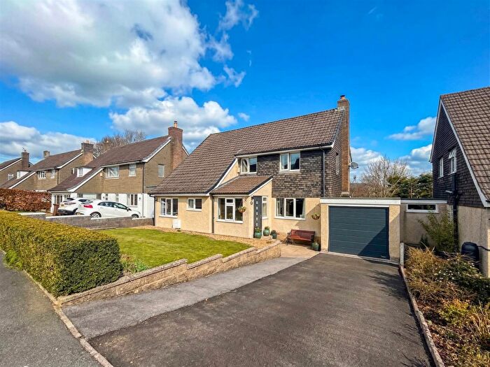 4 Bedroom Link Detached House For Sale In Ecclesbourne Drive, Buxton, Derbyshire, SK17