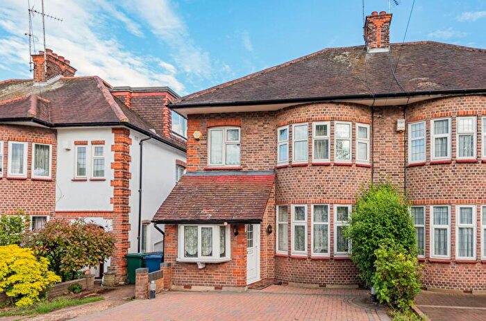 3 Bedroom Semi Detached House To Rent In Walmington Fold, Woodside Park, N12