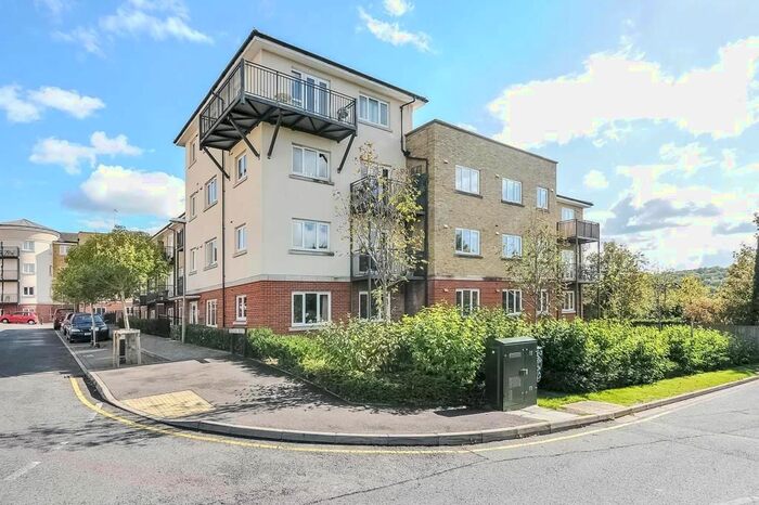 2 Bedroom Flat To Rent In High Wycombe, Buckinghamshire, HP13