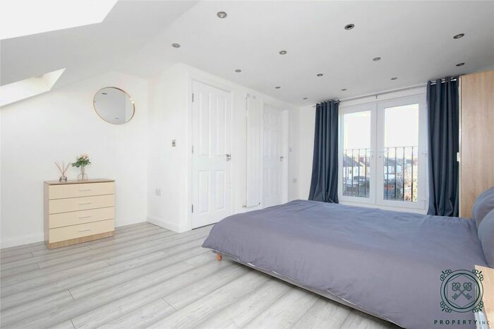 2 Bedroom Flat To Rent In The Roundway, Haringey, N17