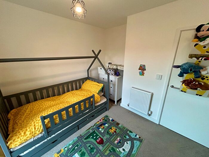 2 Bedroom Flat For Sale In Jackdaw Close, Romford, RM3