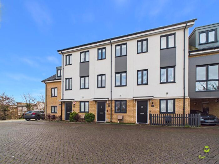 4 Bedroom Town House For Sale In Fairlawn Crescent, Greenhithe, DA9